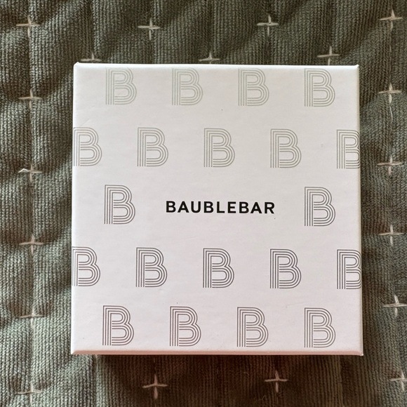 🎓 BaubleBar “Teacher’s Pet” Apple Brooch | NIB - Picture 4 of 4